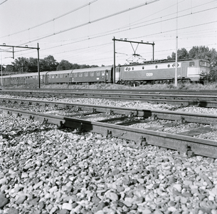 167709 Afbeelding van de electrische locomotief nr. 1309 (serie 1300) van de N.S. met een getrokken trein bij Lunetten ...